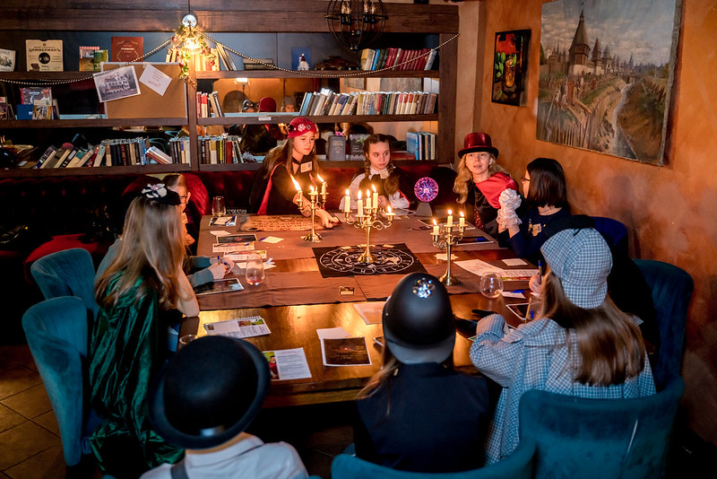 Дети разгадывают загадки в семейном квесте Хэллоуина в Дніпрі