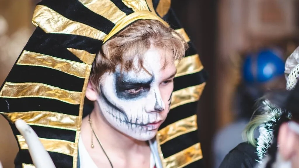 Хлопці та дівчата потраплять на безлюдний острів та будуть вчитися виживати.